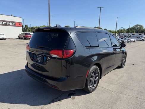 Used 2018 Chrysler Pacifica Touring-L Plus FWD image 3