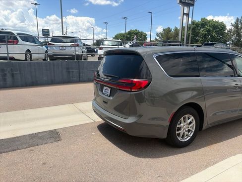 Used 2025 Chrysler Pacifica Select FWD image 5