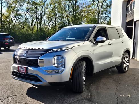 New 2025 Mitsubishi Outlander SE image 3