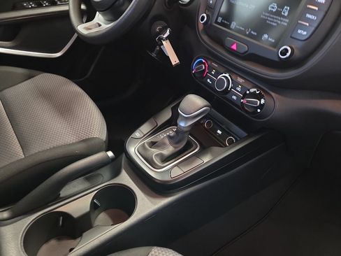 Used 2025 Kia Soul LX w/ LX Technology Package FWD image 14