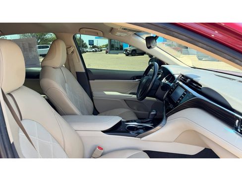 Used 2018 Toyota Camry XLE FWD image 13