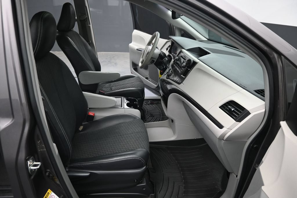 Used 2014 Toyota Sienna SE FWD image 30