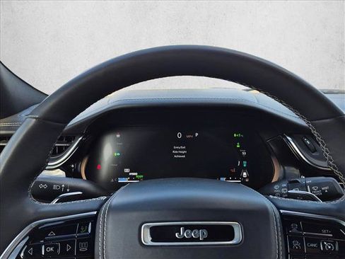 Used 2022 Jeep Grand Cherokee Overland w/ Luxury Tech Group IV AWD/4WD image 9