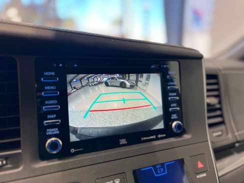 Used 2019 Toyota Sienna SE Premium image 38