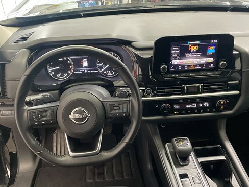 Used 2024 Nissan Pathfinder SV image 11