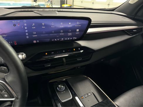 Certified 2025 Buick Enclave Avenir image 18