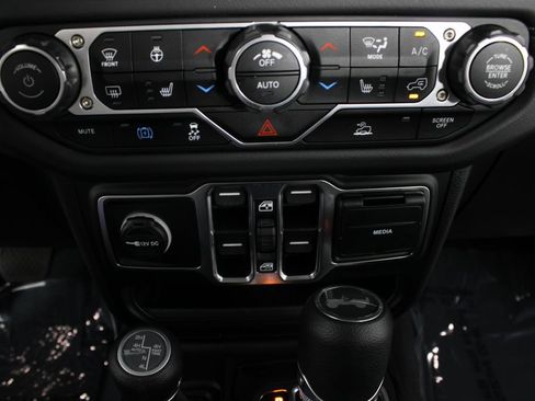 Used 2025 Jeep Wrangler Unlimited Sahara AWD/4WD image 6