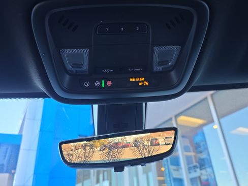 Used 2023 Chevrolet Traverse LT image 24