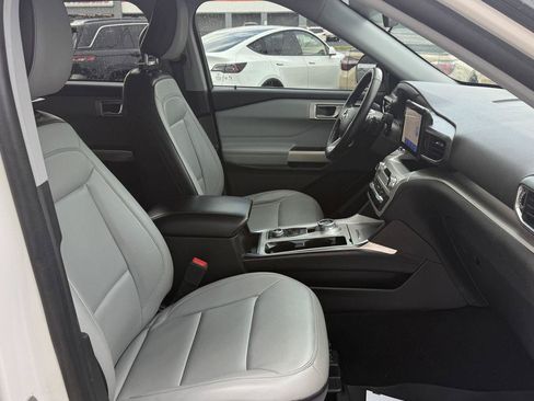 Used 2021 Ford Explorer XLT w/ Equipment Group 202A AWD/4WD image 19