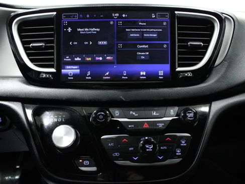 Used 2025 Chrysler Pacifica Select image 23