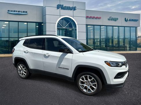 Used 2023 Jeep Compass Latitude AWD/4WD image 1