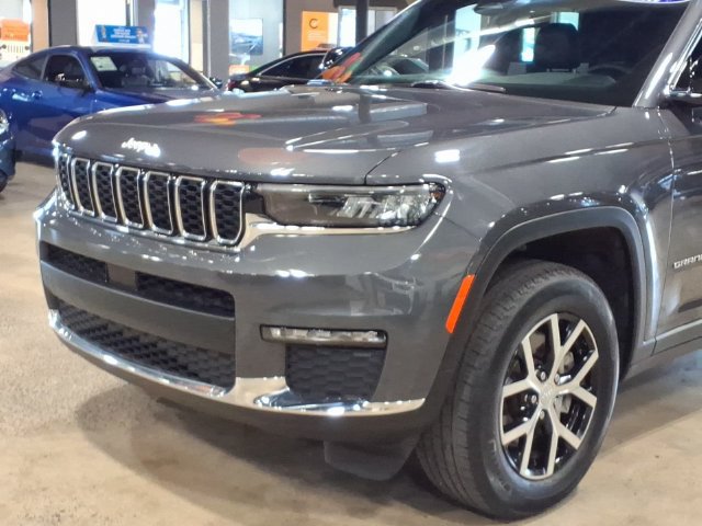 Used 2025 Jeep Grand Cherokee L Limited w/ Trailer Tow Package AWD/4WD image 9