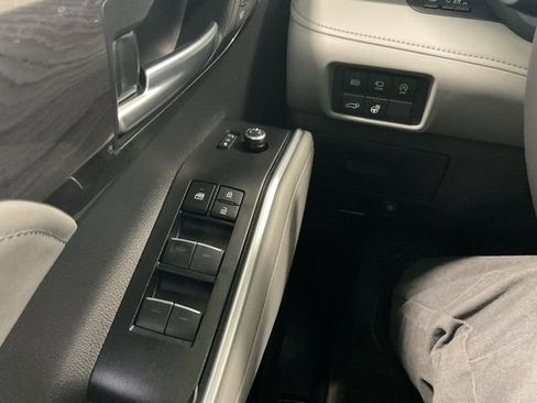 Used 2026 Toyota Highlander Platinum AWD/4WD image 17