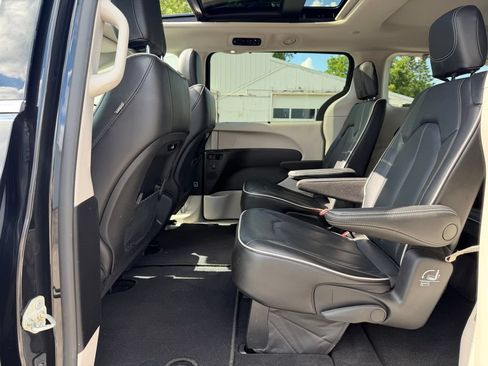 Used 2022 Chrysler Pacifica Limited AWD/4WD image 37