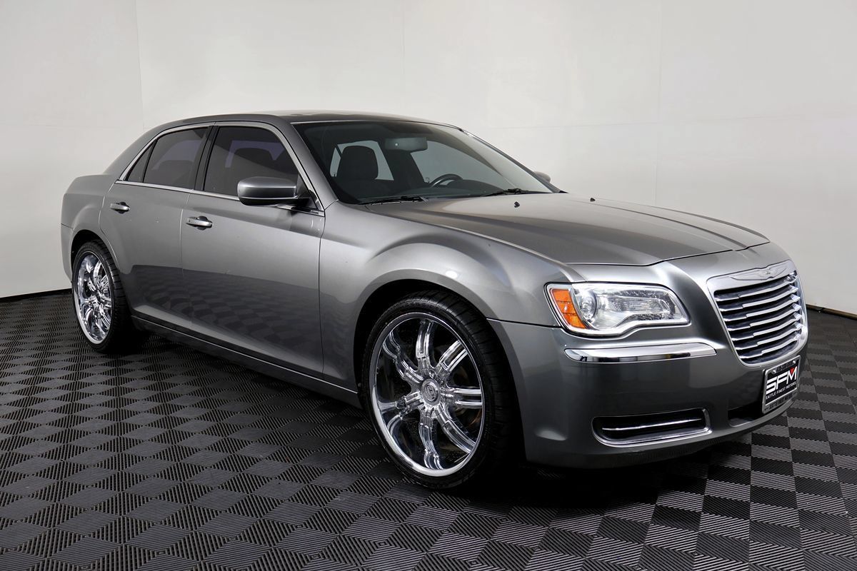Used 2012 Chrysler 300 RWD image 6