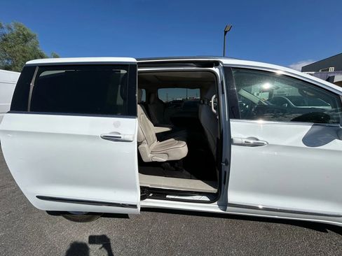 Used 2019 Chrysler Pacifica Limited image 13