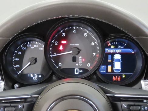 Certified 2024 Porsche Macan AWD/4WD image 16