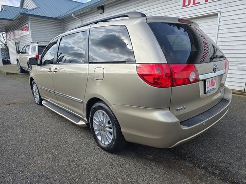 Used 2010 Toyota Sienna XLE image 41