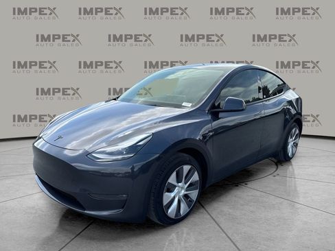Used 2024 Tesla Model Y Long Range AWD/4WD image 1