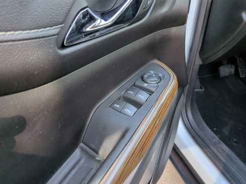 Used 2023 GMC Acadia SLE w/ Driver Convenience Package FWD image 15