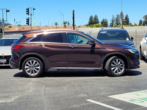 Used 2020 INFINITI QX50 Luxe w/ Navigation Package FWD image 3