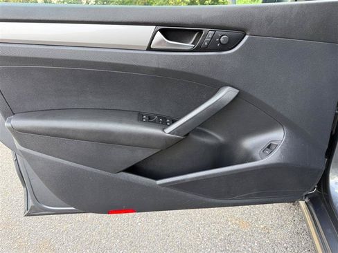 Used 2013 Volkswagen Passat 2.5 S FWD image 21