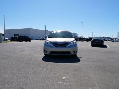 Used 2017 Toyota Sienna XLE image 8