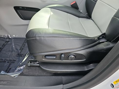 Used 2024 GMC Terrain SLT w/ Infotainment Package II image 28