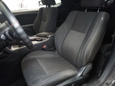 Used 2019 Dodge Challenger SXT w/ Blacktop Package image 8