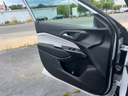 Used 2025 Chevrolet Trax LT FWD image 18