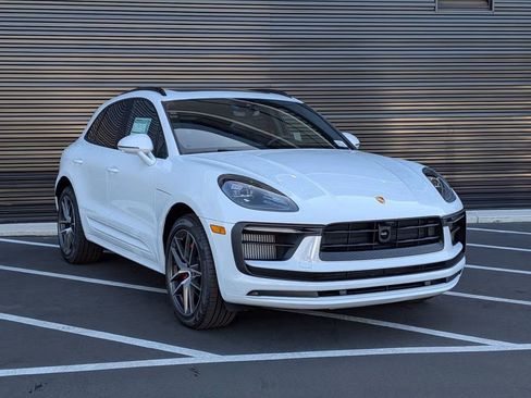 Certified 2025 Porsche Macan S AWD/4WD image 9