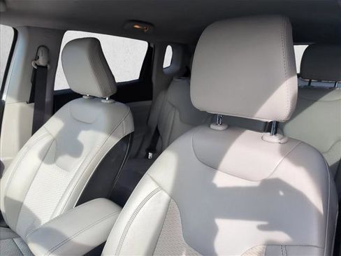 Used 2022 Jeep Compass Latitude image 10