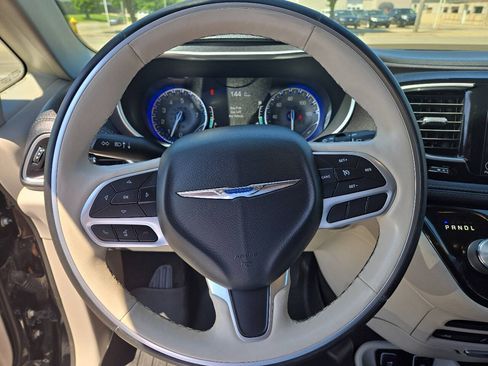 Used 2020 Chrysler Pacifica Limited FWD image 17