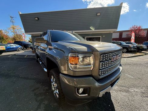 Used 2018 GMC Sierra 2500 Denali w/ Suspension Package, Off-Road image 8