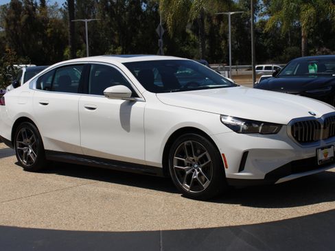 Used 2026 BMW 530i w/ Premium Package RWD image 8