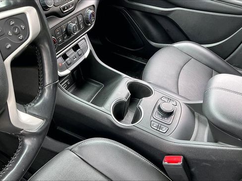 Used 2022 GMC Terrain SLT FWD image 17