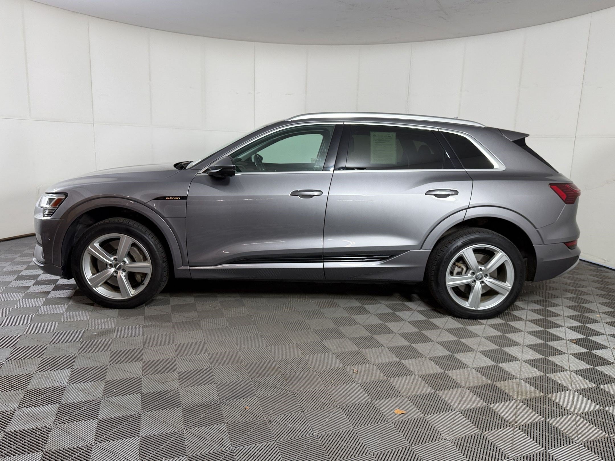 Used 2019 Audi e-tron Premium Plus AWD/4WD image 2