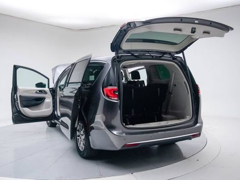 Used 2023 Chrysler Pacifica Touring-L FWD image 19