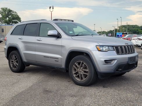 Used 2016 Jeep Grand Cherokee Laredo 75th Anniversary AWD/4WD image 20