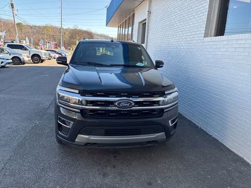 Used 2023 Ford Expedition Limited image 3