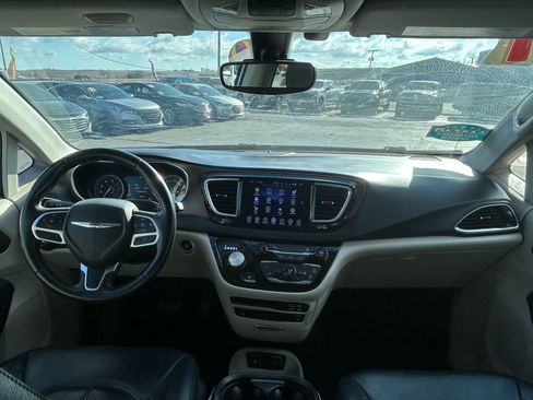 Used 2017 Chrysler Pacifica Touring-L Plus w/ Uconnect Theatre Group image 13