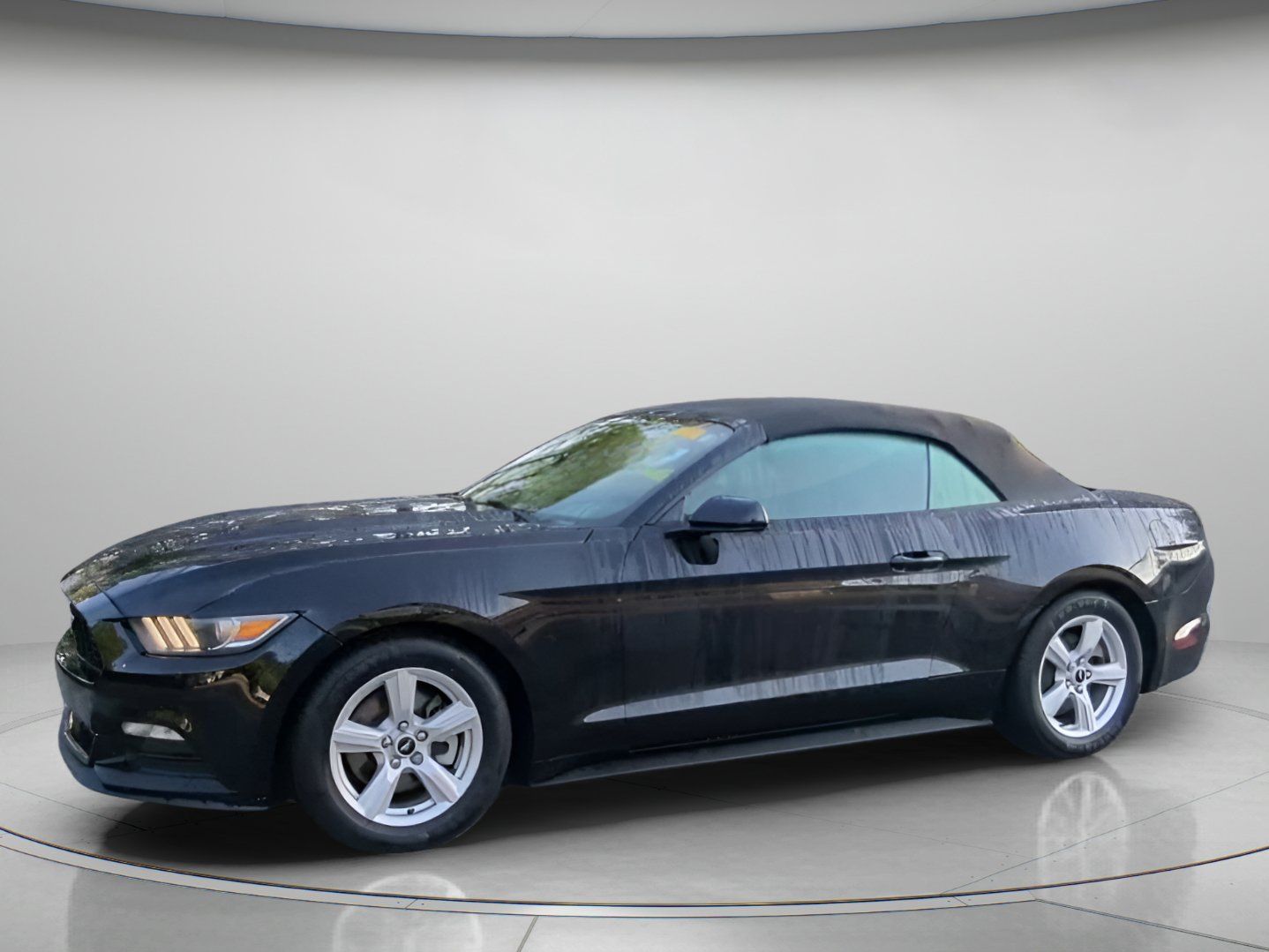 Used 2016 Ford Mustang Convertible RWD image 14