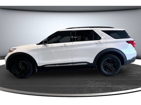 Used 2021 Ford Explorer XLT w/ Equipment Group 202A AWD/4WD image 16