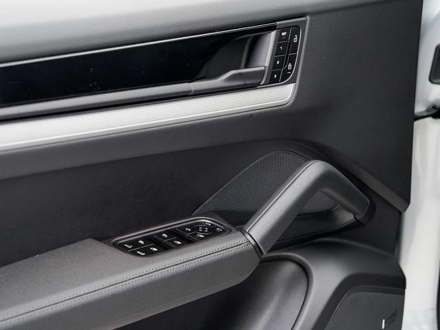 Certified 2026 Porsche Cayenne AWD/4WD image 8