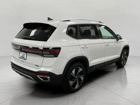 Used 2025 Volkswagen Taos SE AWD/4WD image 4