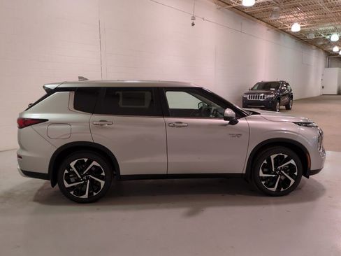 New 2025 Mitsubishi Outlander SE image 3