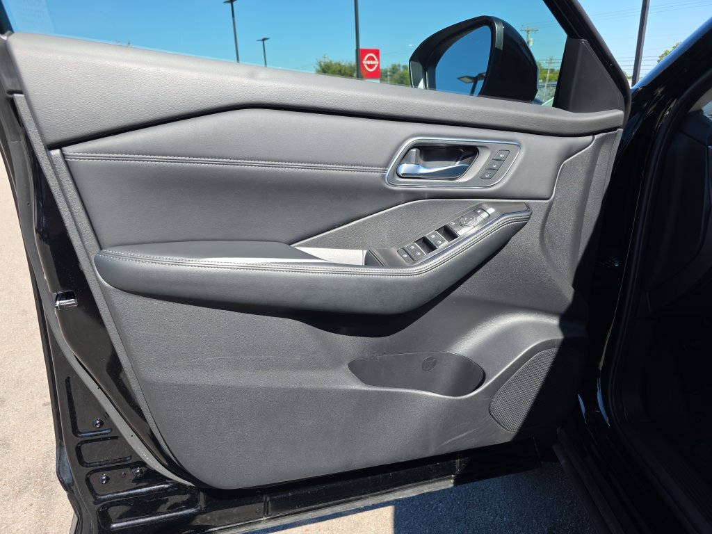 Used 2026 Nissan Rogue Platinum w/ Platinum Premium Package AWD/4WD image 18