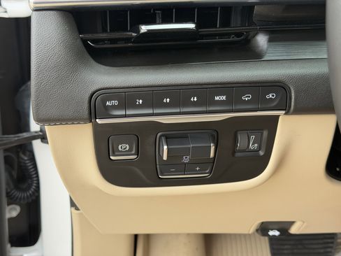 Used 2024 Cadillac Escalade ESV Premium Luxury w/ Performance Package AWD/4WD image 18
