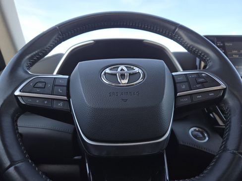 Used 2021 Toyota Highlander XLE image 25