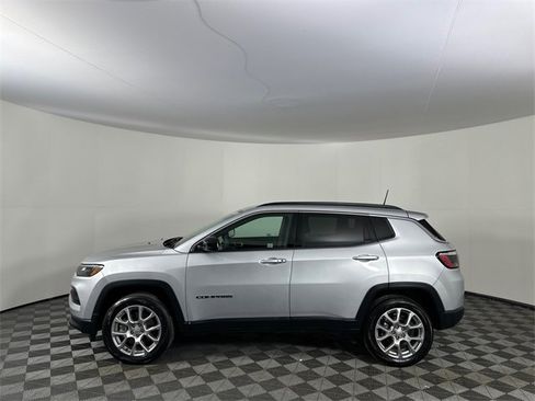 Used 2024 Jeep Compass Latitude image 3